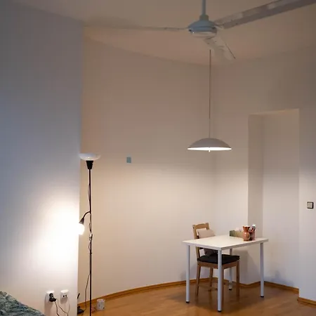 Homestay Sunny By The River In A Shared Prague